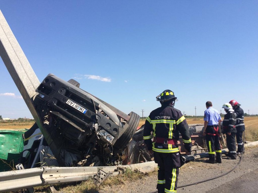 TIR plin cu cereale, răsturnat în Zona Industrială Arad