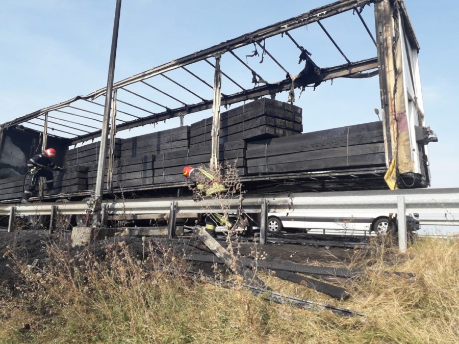 Camion în flăcări pe Autostrada Arad - Timișoara