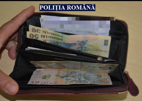 O arădeancă de 60 de ani a încercat să fure o femeie de 70 de ani