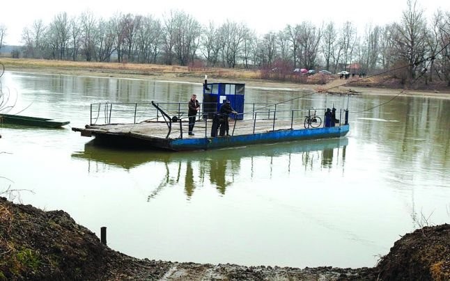 Pompierii caută în Mureș bărbat căzut în apă de pe un pod plutitor la Pecica