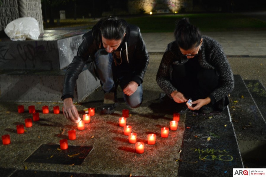 Victimele de la Colectiv au fost comemorate aseară în Parcul Eminescu