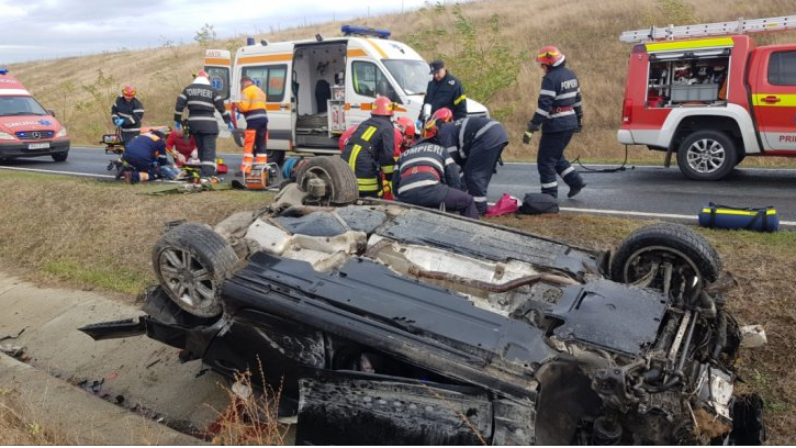 Accident cumplit, în jud. Timiș: un mort și 2 răniți, după ce mașina s-a răsturnat