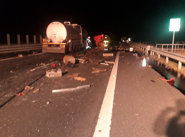 Accident cu un TIR, o cisternă și o Dacia Logan pe Autostrada Arad - Timișoara / UPDATE: Circulaţia s-a reluat pe o bandă