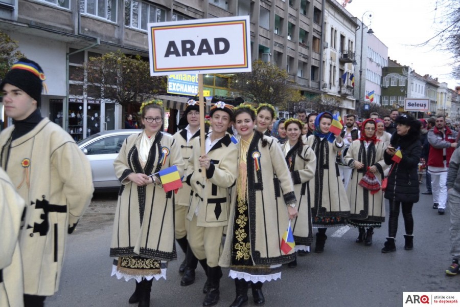 Parada portului popular și un spectacol folcloric de zile mari