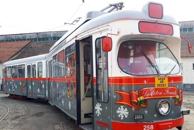 Tramvaiul lui Moș Crăciun se pune în mișcare