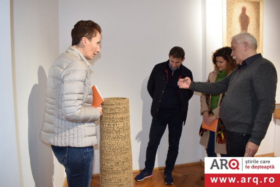 "E LA NAVE VA" - Expoziție programatică a opt reprezentativi artiști plastici arădeni la Muzeul de Artă Arad