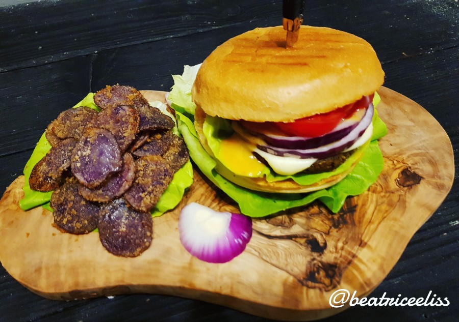 Din Bucătăria Lui Eliss: Burger vegan cu cartofi violeți la cuptor și maioneză vegană cu avocado și turmeric