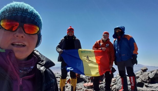 Vârful celui mai înalt vulcan din lume, atins în premieră de cinci alpiniști români