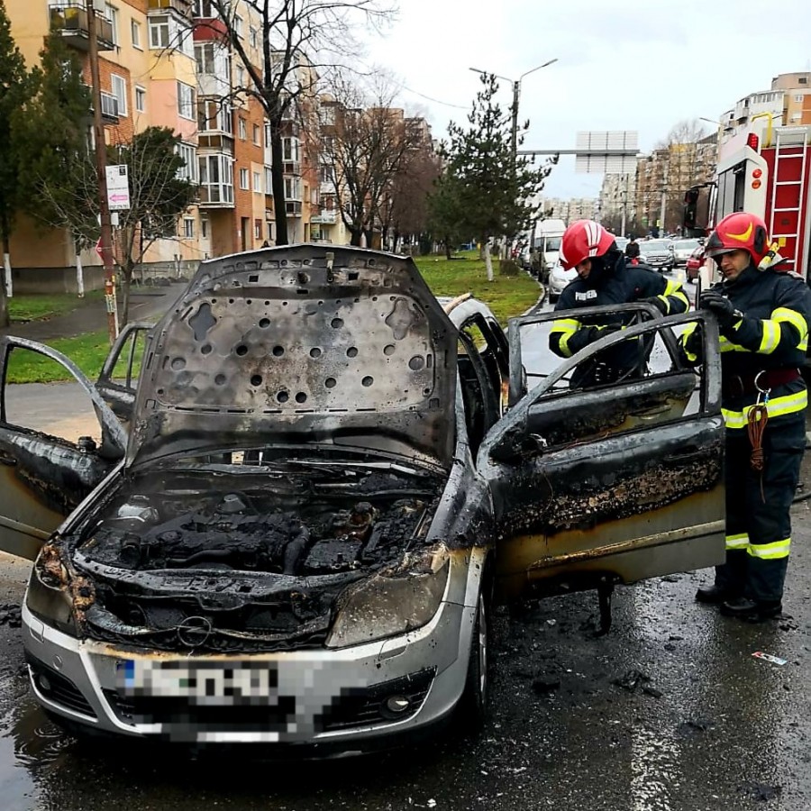 Mașină distrusă de flăcări în ziua de Ajun