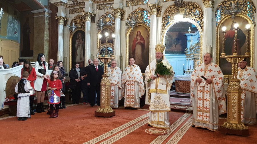 (FOTO) Nașterea Domnului, iubirea nemărginită a lui Dumnezeu față de oameni. Liturghie Arhierească la Catedrala Veche din Arad