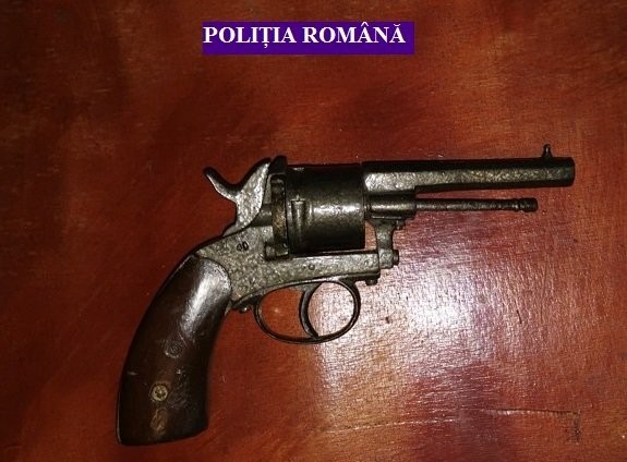 Pistol găsit de polițiști la un bărbat din Șiria; vezi ce s-a întâmplat cu deținătorul