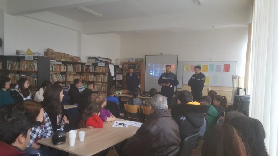 Poliţiştii arădeni ţin lecţii elevilor