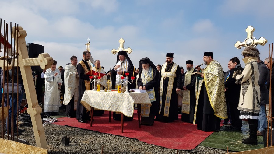 (FOTO) Ierarhii arădeni au pus piatra de temelie pentru noua biserică din Parohia Vladimirescu II