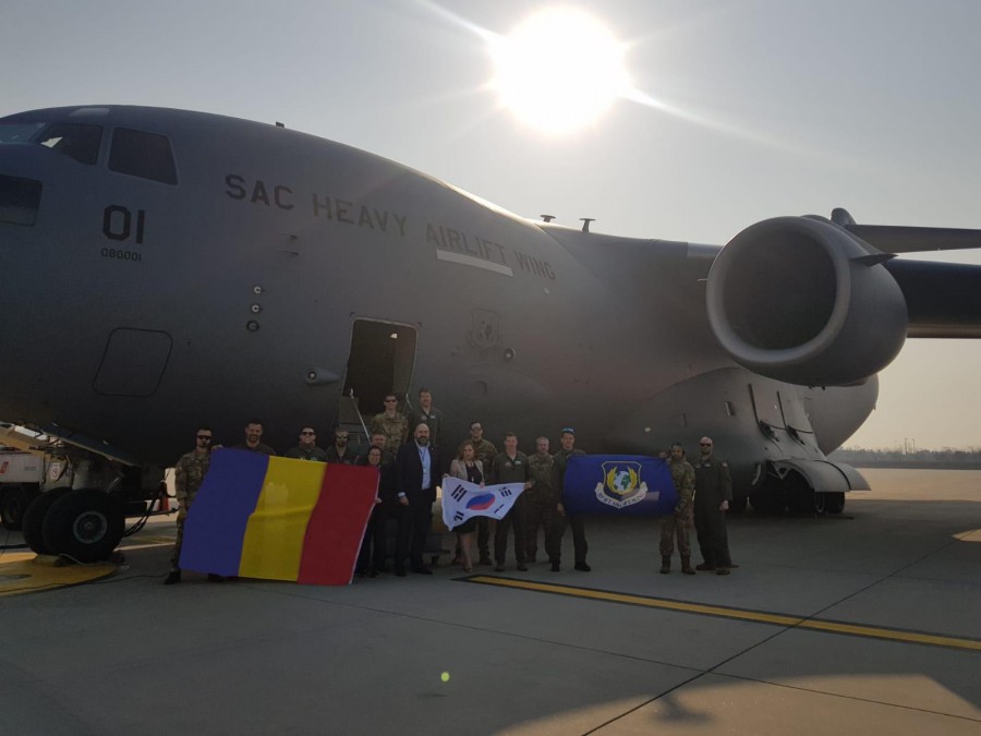 Forțele Aeriene Române vor aduce în țară 45 de tone de echipamente medicale