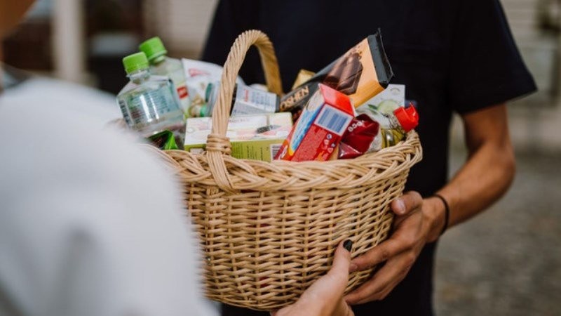 Arădenii aflați în dificultate din cauza COVID-19 primesc coșuri cu alimente de bază