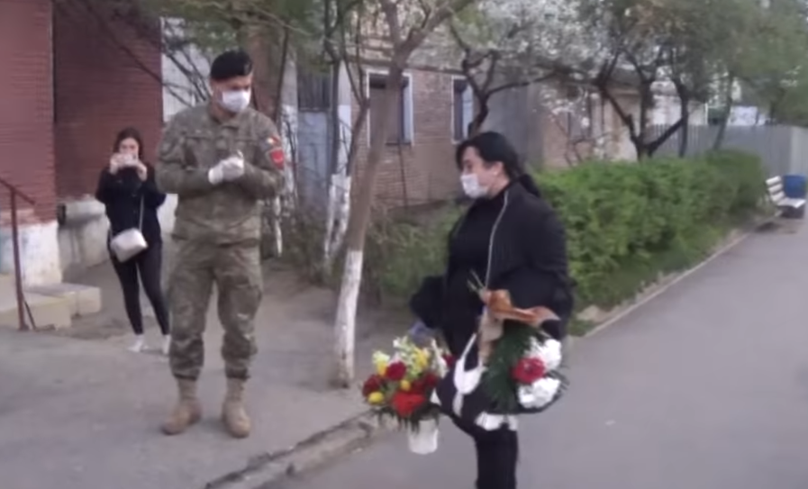 ”În numele lor, ne cerem scuze, Mihaela!”. Infirmiera terorizată de vecini, așteptată cu flori și aplauze de militari