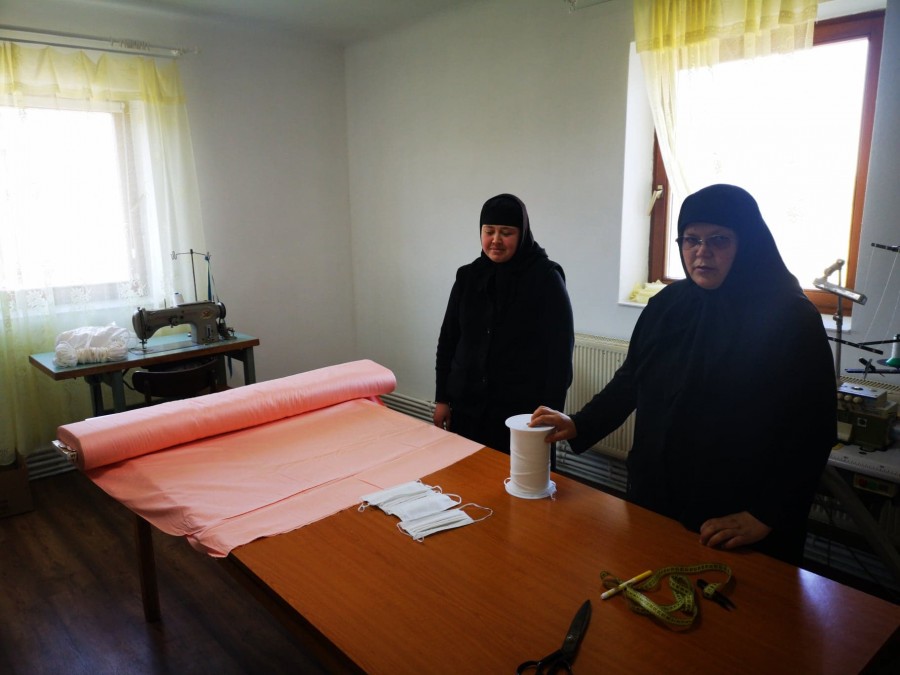 Maicile de la Mănăstirea Arad-Gai și Schitul Tămand confecționează mii de măști pentru spitale și persoanele nevoiașe