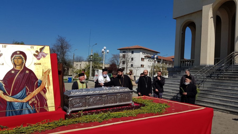 Procesiune cu Moaștele Sfântului Ioan Gură de Aur și Icoanele Maicii Domnului în Cetatea Aradului, spre ajutor și întărire în lupta cu pandemia