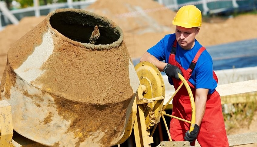 Un tânăr de 19 ani din Arad s-a plictisit în izolare aşa că a furat şi s-a plimbat cu betoniera pe stradă