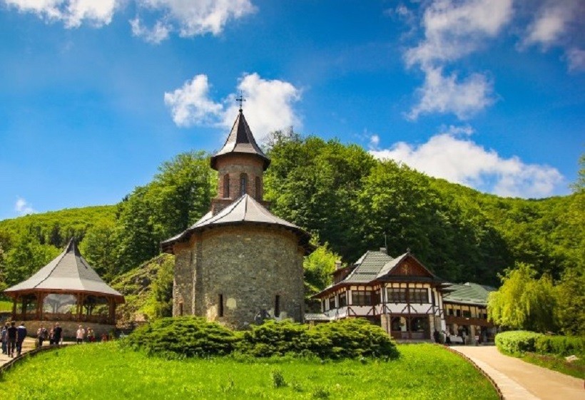 Mănăstirea Prislop, implicată în lupta împotriva pandemiei de coronavirus