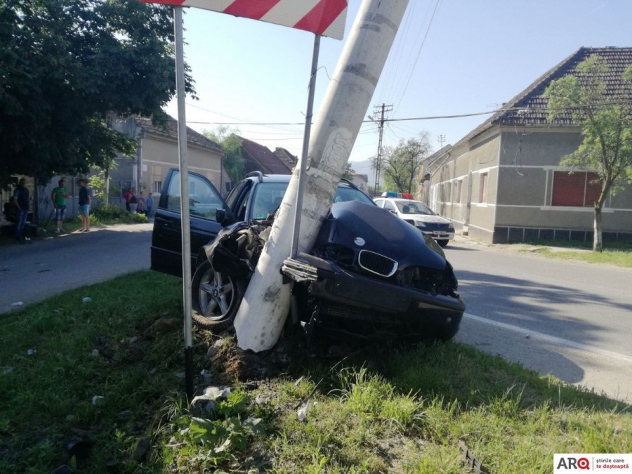 Nu a văzut stâlpul din cauza alcoolului