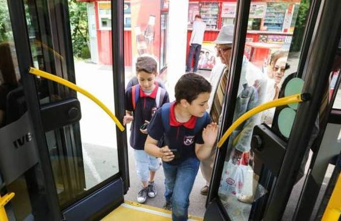 Elevii din România vor avea transport gratuit pe tot parcursul anului