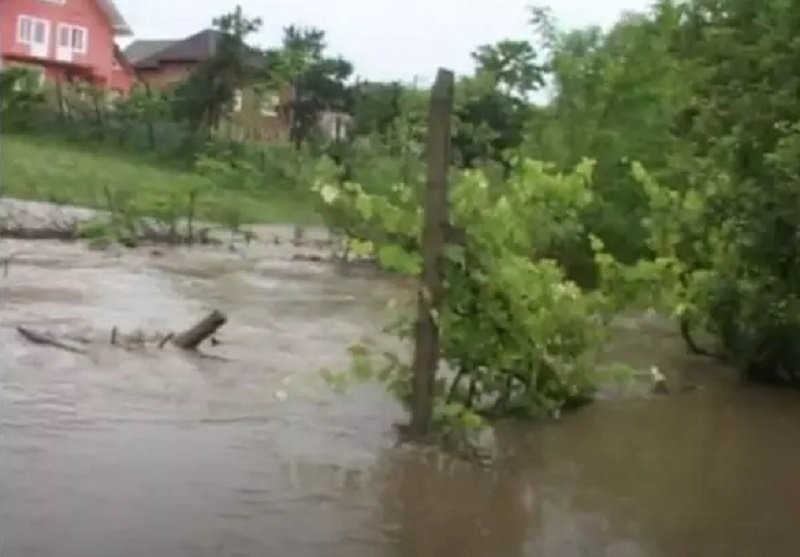 VIDEO cu dezastrul din țară - Inundații în foarte multe localități. Viitura mătură România