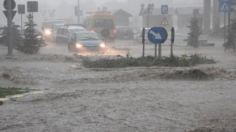 Alertă meteo prelungită. Ploi însemnate cantinativ, vijelii şi grindină până duminică. Avertizare cod portocaliu