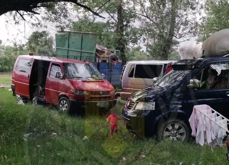 Caravanele care campează în municipiu sunt trimise la plimbare de polițiștii locali