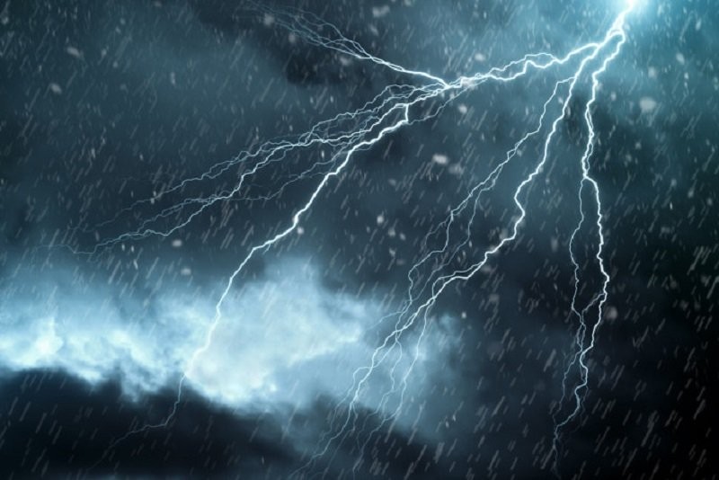 Codul PORTOCALIU de instabilitate atmosferică accentuată a fost prelungit: furtuni, ploi torențiale și vijelii