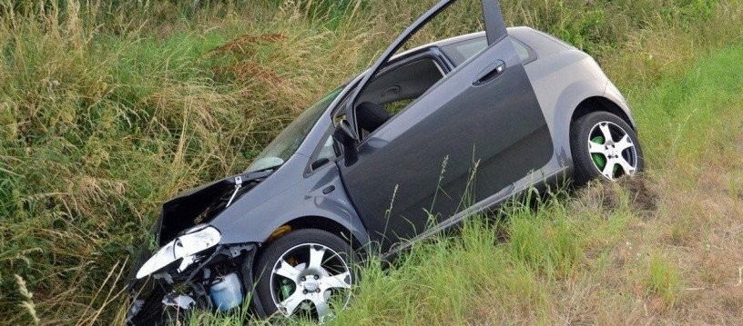 A condus beat, a intrat cu maşina în şanţ şi a părăsit locul accidentului la Vinga