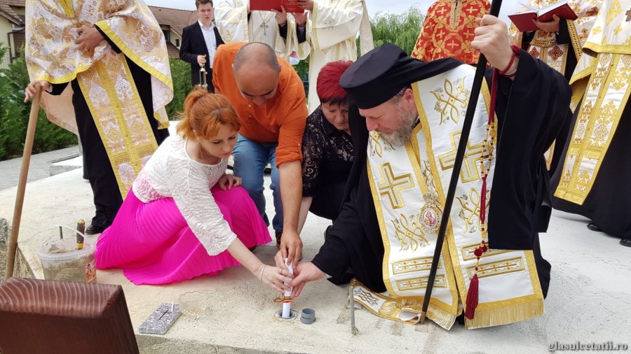 PS Emilian Crișanul a pus piatra de temelie pentru biserica Paraclisului Eparhial din incinta Clinicii Laser System din Vladimirescu
