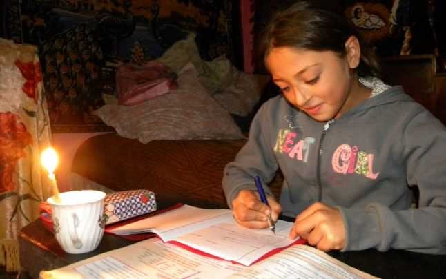 România 2020. Sute de mii de elevi nu au putut face cursuri online din cauza sărăciei