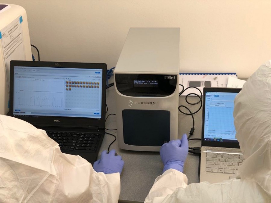 Peste 200 de testări pentru Covid-19 se efectuează zilnic în Laboratorul de Biologie Moleculară din Arad