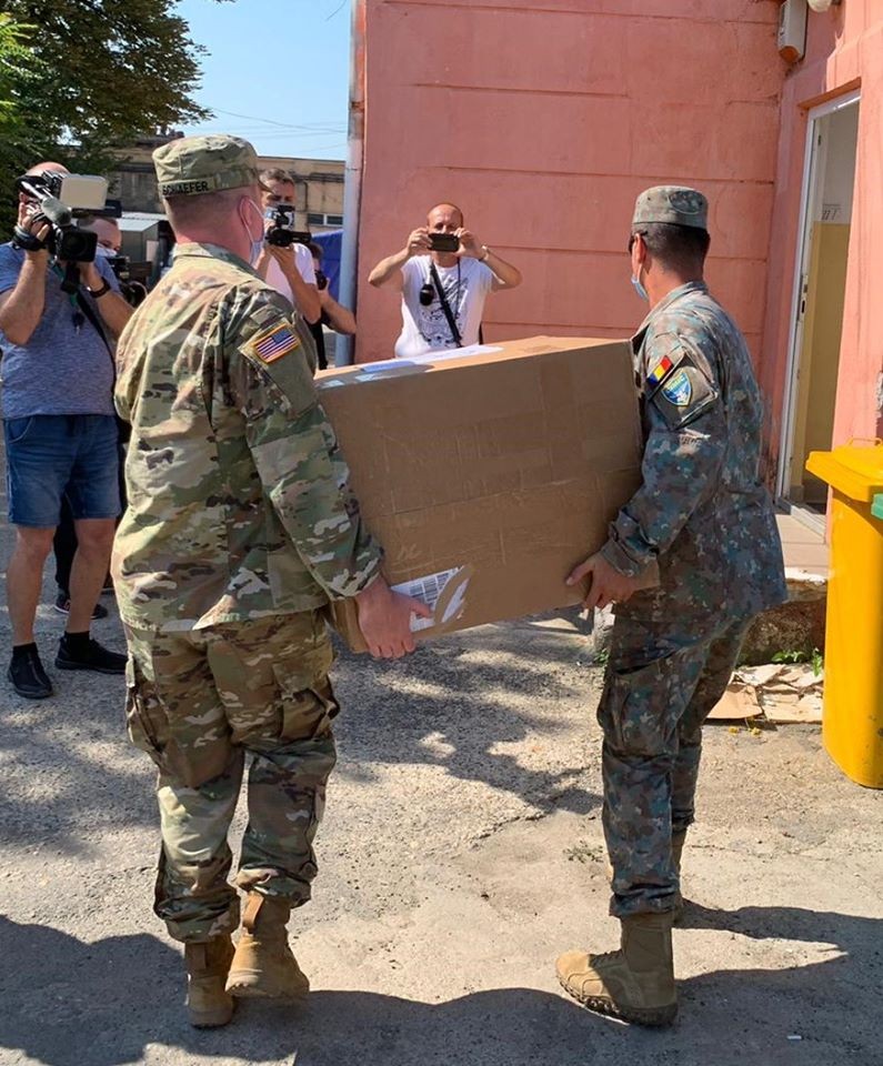 Militari români și americani au distribuit materiale de protecție sanitară în unități medicale din Arad