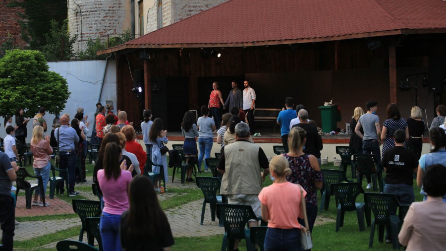 O nouă săptămână de teatru pentru arădeni, în grădină și… la fereastră