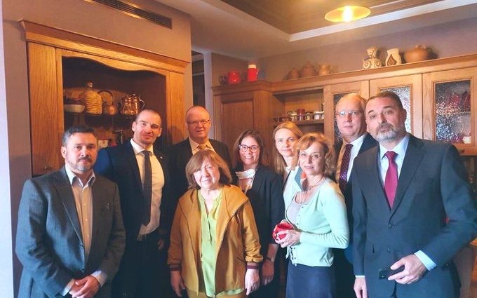 Fotografia zilei vine din Belarus! Ambasadorii din România și alte state europene s-au dus acasă la Svetlana Alexievici pentru a împiedica arestarea sa