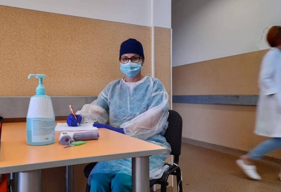 Carmen Laza, asistenta care din luna mai lucrează zilnic în zona de triaj a Spitalului Județean Arad