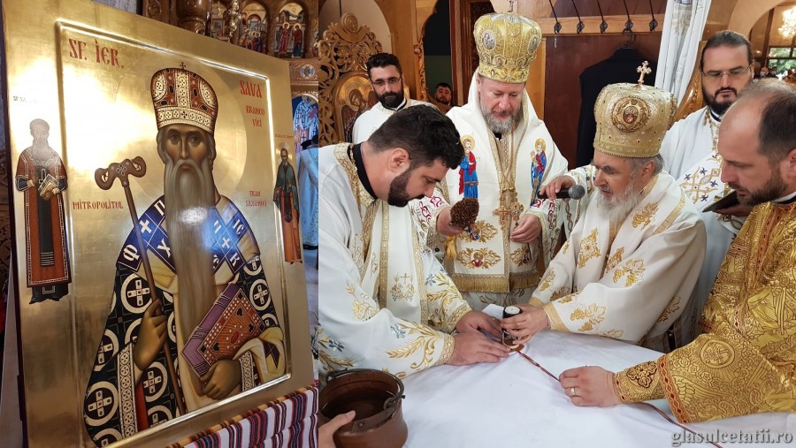 (FOTO) Sărbătoare în Cetatea Ineului. Ierarhii arădeni au târnosit Biserica închinată Sfântului Sava Brancovici