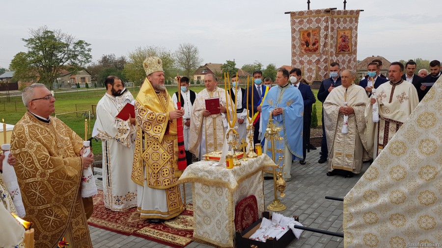 PS Emilian Crișanul, la sfințirea bisericii din Grăniceri: ”Nu este suficient să dobândim cunoștințe despre credință, ci trebuie să fim cu inimă curată și bună”