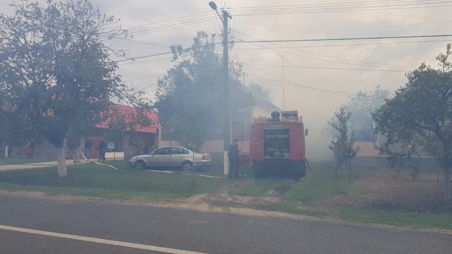 Incendiu la Cruceni: arde o casă (FOTO) / UPDATE: Focul s-a extins la vecini