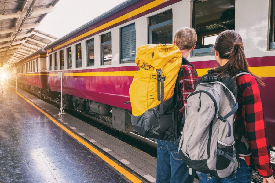 Veste bună pentru elevi și studenți! Biletele gratuite de tren se pot lua, în sfârșit, online sau prin automate de vânzare