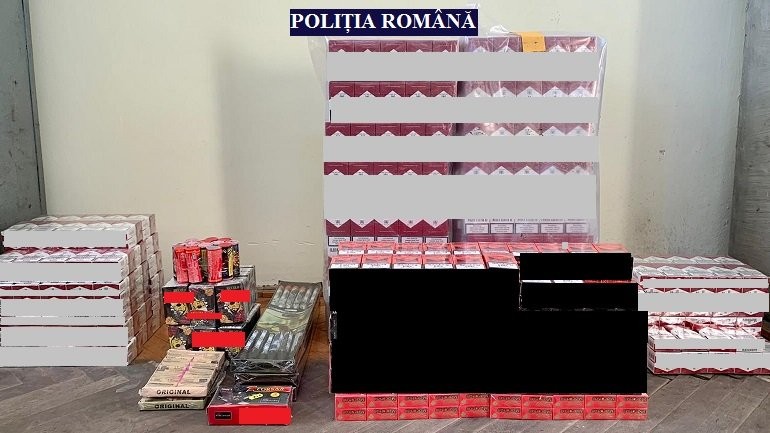Mii de pachete de țigări și materiale pirotehnice, confiscate de polițiști în urma unor percheziţii domiciliare ce au avut loc, pe raza localității Vânători