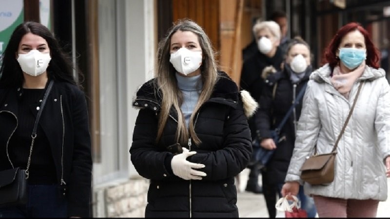 Experţii au găsit încă o categorie vulnerabilă la Covid-19. Femeile de 50-60 de ani sunt mai predispuse la infecţiile pe termen lung