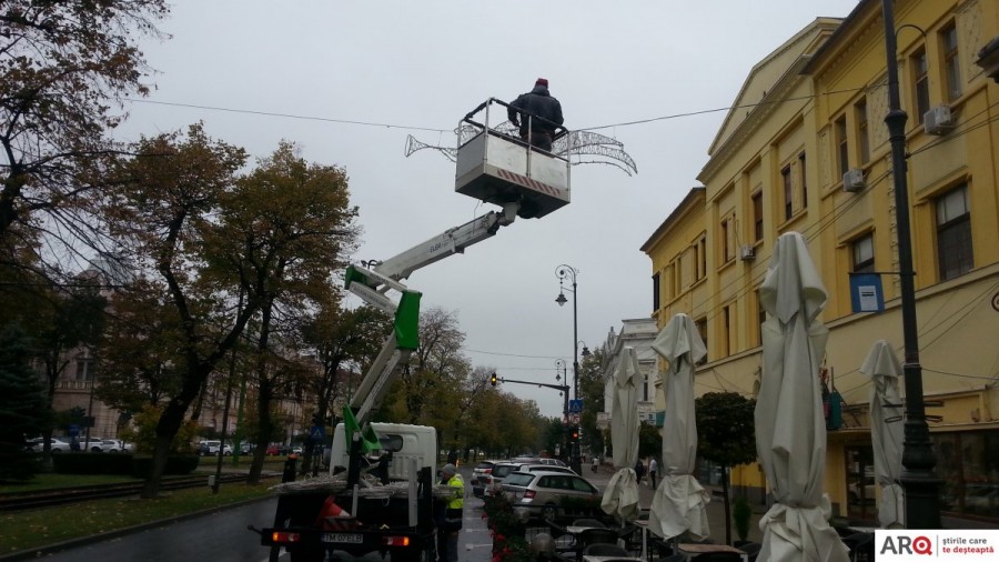 Aradul se pregătește de SĂRBĂTORI; a început montarea ghirlandelor luminoase (FOTO)