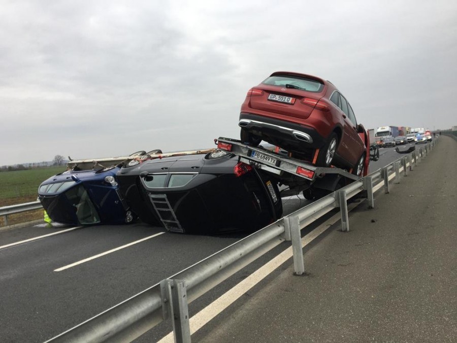 Accident spectaculos pe autostradă; inițial traficul a fost blocat total (FOTO)