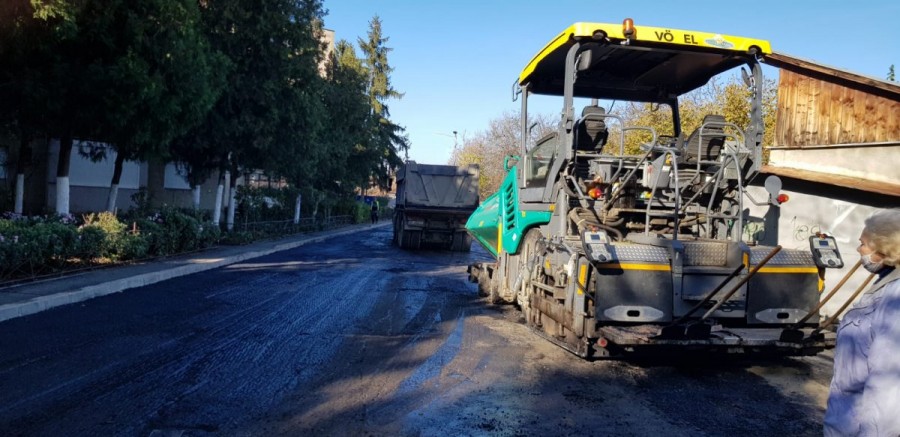 Asfalt pe strada Poetului din municipiul Arad
