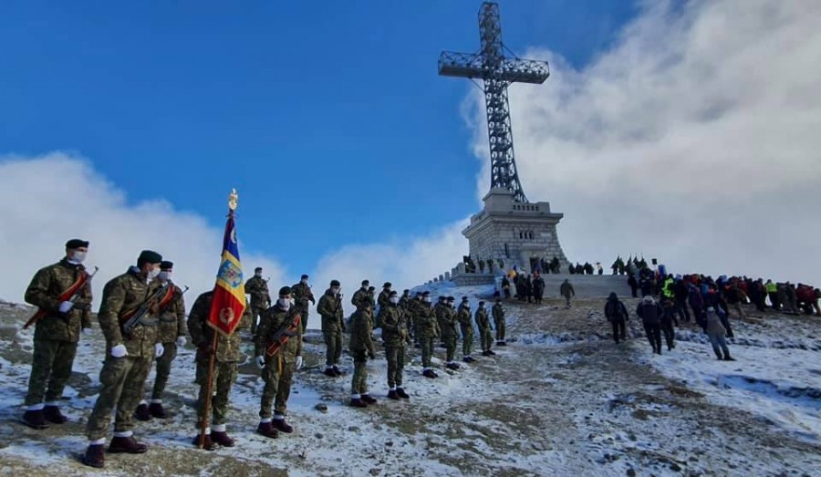Crucea Eroilor de pe Caraiman, resfințită în ziua de prăznuire a Ocrotitorului României