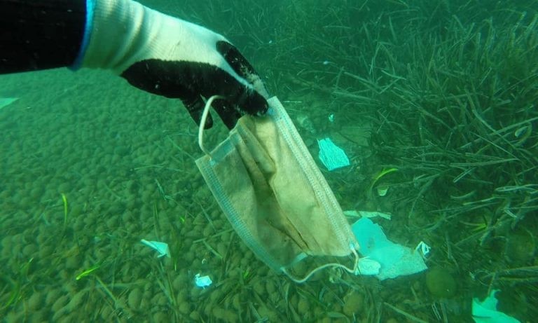 Semnal de alarmă tras de ecologiști! Peste 1,5 miliarde de măști sanitare vor ajunge în oceanele lumii