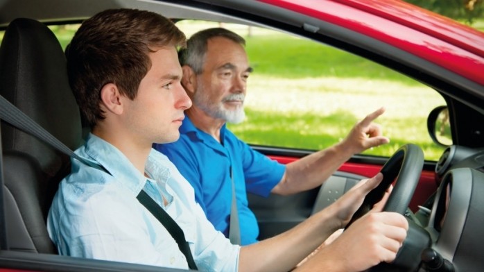 Tinerii defavorizaţi, cu vârsta între 17 şi 25 de ani, pot obţine gratuit permisul de conducere